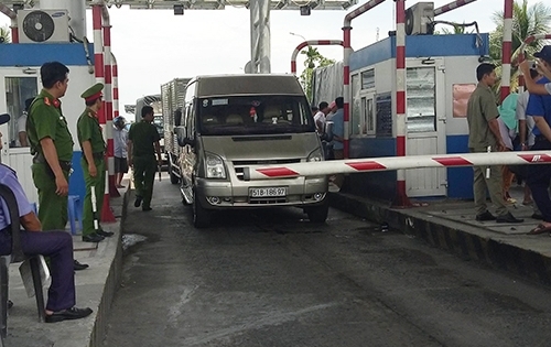 Tài xế lại dàn ôtô chặn ngang trạm BOT ở Cần Thơ