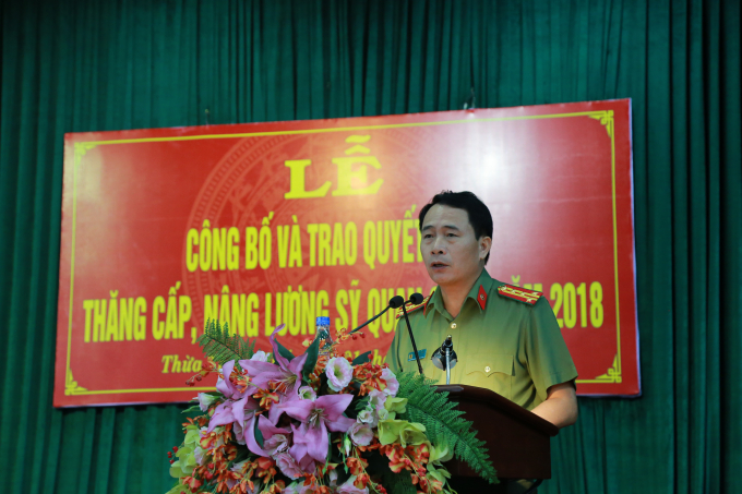 Đại t&aacute; L&ecirc; Quốc H&ugrave;ng - UVTV Tỉnh uỷ, Gi&aacute;m đốc CA tỉnh ph&aacute;t biểu ch&uacute;c mừng tại lễ trao quyết định thăng cấp, n&acirc;ng bậc lương sỹ quan CAND cho chỉ huy CBCS c&aacute;c đơn vị.