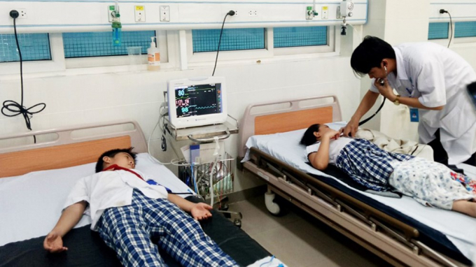 Sau khi uống tr&agrave; sữa, 19 học sinh phải nhập viện cấp cứu. Ảnh VTC News