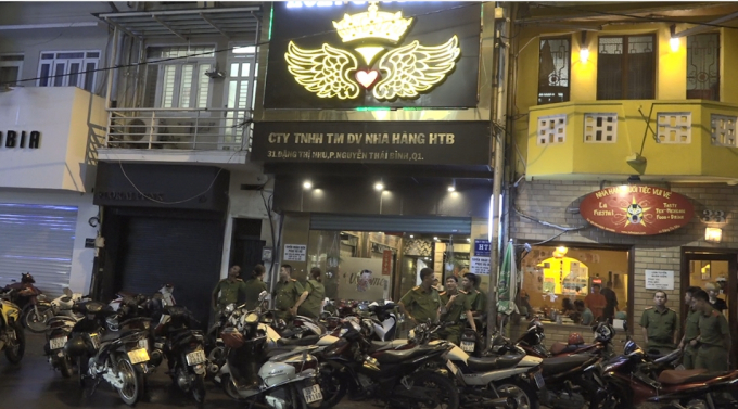 H&agrave;ng chục CBCS bất ngờ ập v&agrave;o kiểm tra