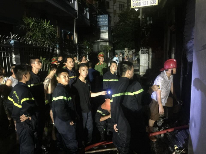 H&agrave;ng chục chiến sỹ Cảnh s&aacute;t PCCC được huy động để dập tắt đ&aacute;m ch&aacute;y.