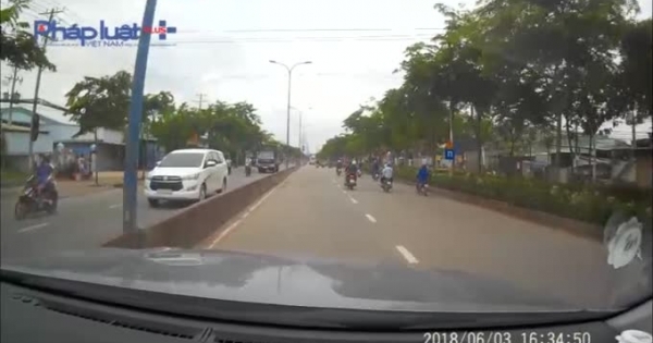 Clip: Sau va chạm, nam thanh niên cùng phương tiện lao thẳng vào đầu ô tô tại TP HCM