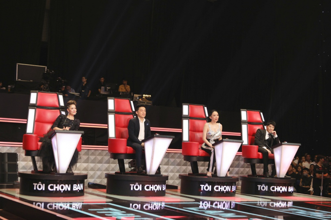 Giọng h&aacute;t Việt 2018: Thu Phường vừa h&aacute;t nhạc Mỹ T&acirc;m vừa h&ocirc;n gi&oacute; để chi&ecirc;u dụ