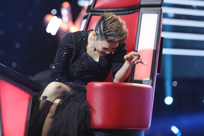 Giọng h&aacute;t Việt 2018: Thu Phường vừa h&aacute;t nhạc Mỹ T&acirc;m vừa h&ocirc;n gi&oacute; để chi&ecirc;u dụ