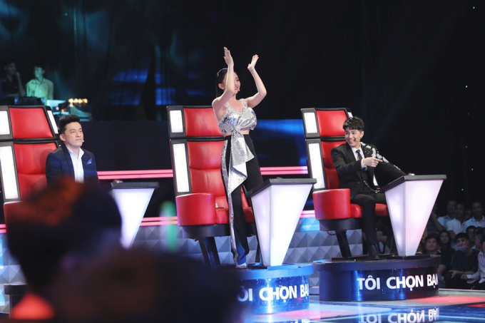 Giọng h&aacute;t Việt 2018: Thu Phường vừa h&aacute;t nhạc Mỹ T&acirc;m vừa h&ocirc;n gi&oacute; để chi&ecirc;u dụ