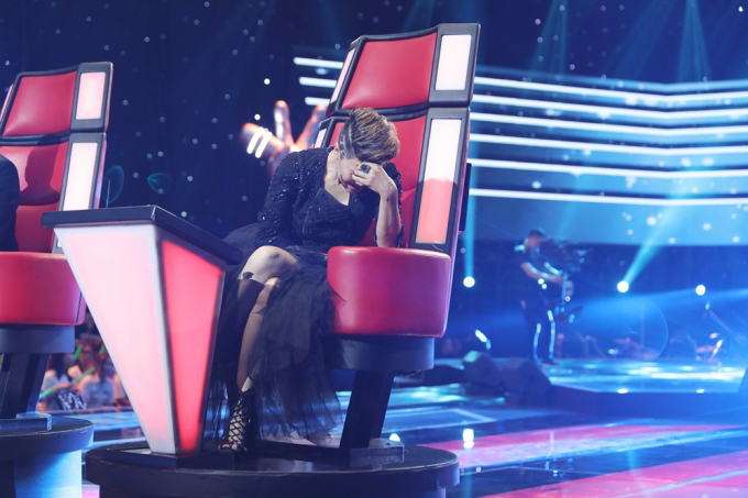 Giọng h&aacute;t Việt 2018: Thu Phường vừa h&aacute;t nhạc Mỹ T&acirc;m vừa h&ocirc;n gi&oacute; để chi&ecirc;u dụ