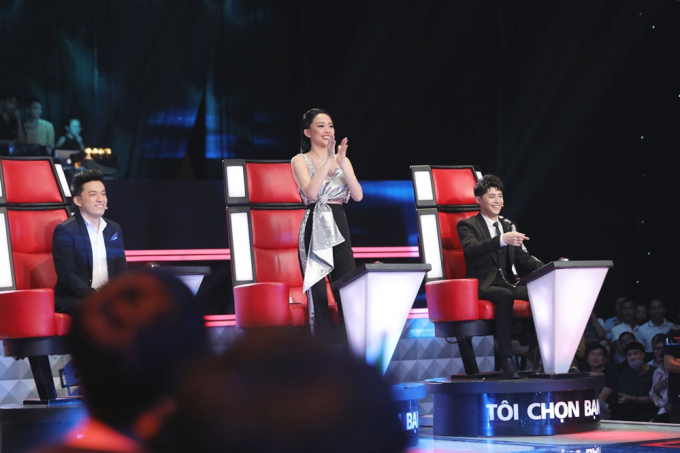 Giọng h&aacute;t Việt 2018: Thu Phường vừa h&aacute;t nhạc Mỹ T&acirc;m vừa h&ocirc;n gi&oacute; để chi&ecirc;u dụ