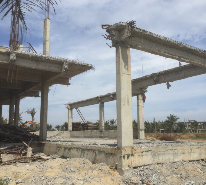 C&ocirc;ng t&aacute;c th&aacute;o dỡ sai phạm tại c&ocirc;ng tr&igrave;nh Khu du lịch biển The Song.