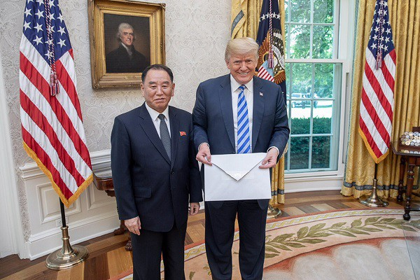 Tổng thống Trump tiếp Ph&oacute; Chủ tịch đảng Lao động Triều Ti&ecirc;n Kim Yong-chol (Ảnh: Yonhap)
