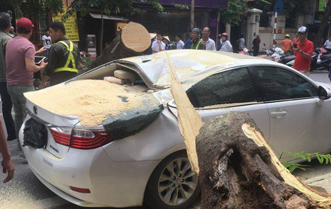 Chiếc xế hộp&nbsp;Lexus biến dạng sau vụ việc.