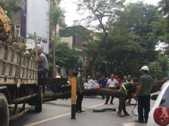 Lực lực chức năng c&oacute; mặt tại hiện trường khắc phục sự cố.