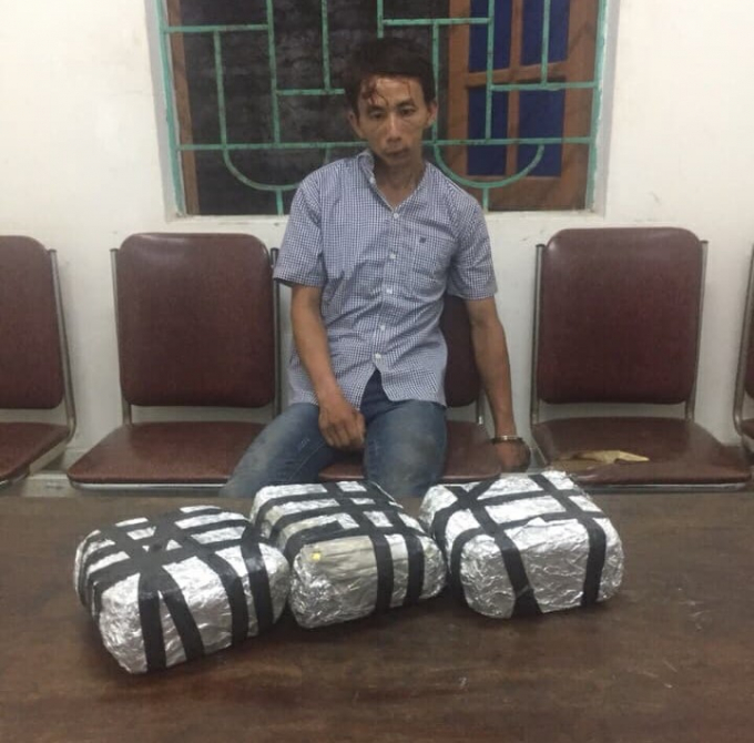 Đối tượng c&ugrave;ng tang vật tại cơ quan điều tra.