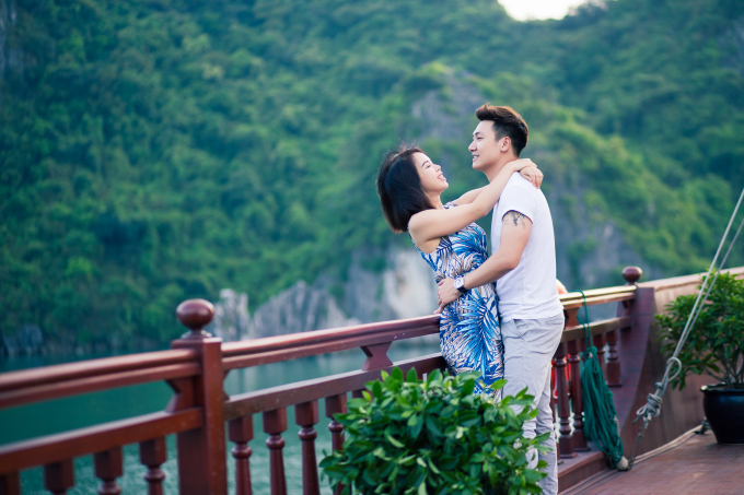 Diễn vi&ecirc;n Mạnh Trường c&ugrave;ng gia đ&igrave;nh tr&ecirc;n du thuyền cao cấp nhất Vịnh Hạ Long