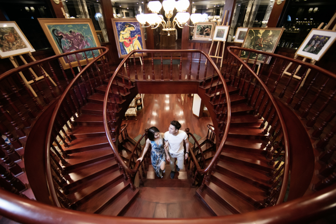 Diễn vi&ecirc;n Mạnh Trường c&ugrave;ng gia đ&igrave;nh tr&ecirc;n du thuyền cao cấp nhất Vịnh Hạ Long