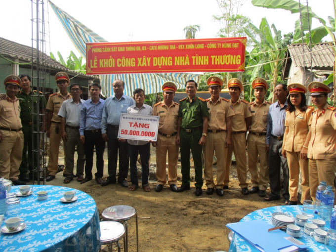 Tại phường Hương Chữ c&aacute;n bộ chiến sỹ v&agrave; c&ocirc;ng nh&acirc;n d&acirc;n hai đơn vị đ&atilde; trao tặng 50 triệu hỗ trợ th&acirc;n nh&acirc;n liệt sĩ.