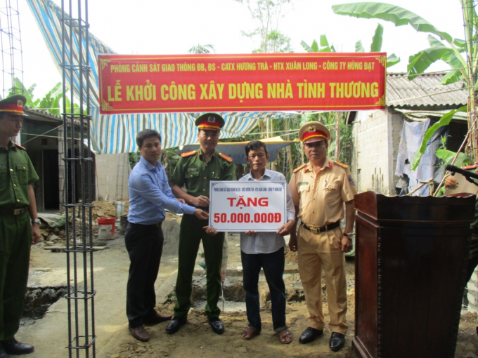 Thừa Thi&ecirc;n Huế: Trao nh&agrave; t&igrave;nh nghĩa cho th&acirc;n nh&acirc;n liệt sĩ