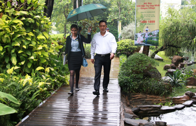 Bất chấp thời tiết kh&ocirc;ng thuận lợi, kh&aacute;ch h&agrave;ng vẫn đến tham dự sự kiện để gi&agrave;nh quyền mua sản phẩm đắc địa nhất Dragon Village