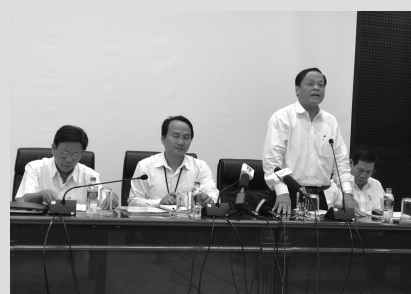 &Ocirc;ng V&otilde; Ngọc Đồng, Gi&aacute;m đốc Sở Nội vụ Đ&agrave; Nẵng (đứng) giải th&iacute;ch trong buổi họp l&yacute; giải v&igrave; sao &ldquo;nh&acirc;n t&agrave;i&rdquo; bỏ việc.