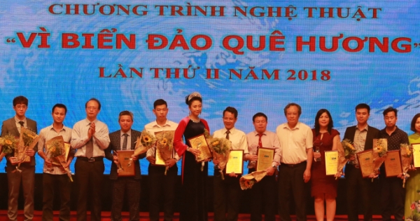 Tân Hoa hậu Võ Nhật Phượng sánh đôi cùng Nam vương Huy Hoàng ủng hộ chương trình “Vì biển đảo quê hương”