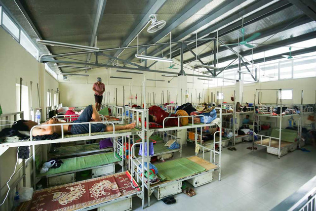 Khu nh&agrave; trọ gi&aacute; rẻ của bệnh viện Việt Đức được bố tr&iacute; c&aacute;c giường tầng trong ph&ograve;ng tập thể.