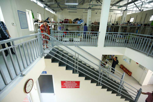 C&aacute;c giường tầng được bố tr&iacute; trong một khu nh&agrave; hai tầng kh&aacute; tho&aacute;ng m&aacute;t.