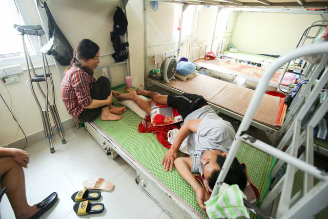 Gi&aacute; nghỉ trọ l&agrave; 15.000 đồng một giường mỗi ng&agrave;y đ&ecirc;m. Người nh&agrave; bệnh nh&acirc;n nghỉ trọ được phục vụ quạt m&aacute;t, c&oacute; khu tắm giặt.