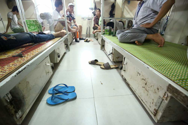 Mỗi giường nghỉ c&oacute; ngăn để đồ c&aacute; nh&acirc;n c&ugrave;ng kho&aacute; ri&ecirc;ng.