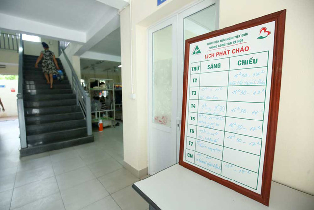 Khu nh&agrave; trọ c&oacute; gần 200 giường. Nơi đ&acirc;y cũng thường xuy&ecirc;n c&oacute; c&aacute;c nh&oacute;m thiện nguyện đến ph&aacute;t đồ ăn miễn ph&iacute;.