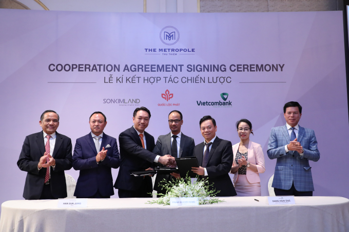 Lễ k&yacute; kết thoả thuận hợp t&aacute;c giữa Quốc Lộc Ph&aacute;t, SonKim Land v&agrave; Vietcombank.