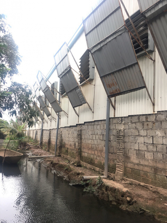 C&ocirc;ng ty Leo che chắn quạt th&ocirc;ng gi&oacute; một c&aacute;ch qua loa.