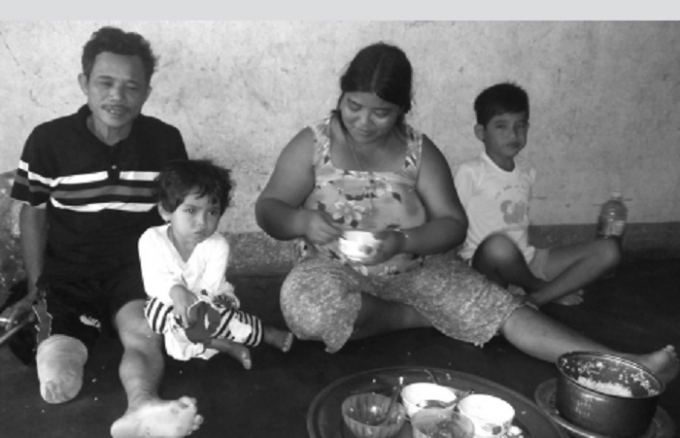 Bữa cơm chỉ c&oacute; nồi cơm v&agrave; ch&eacute;n mắm dầm c&agrave; nướng của gia đ&igrave;nh anh A Nức.