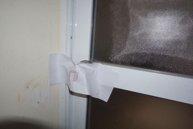 Căn ph&ograve;ng nơi c&ocirc; g&aacute;i bị s&aacute;t hại được ni&ecirc;m phong.