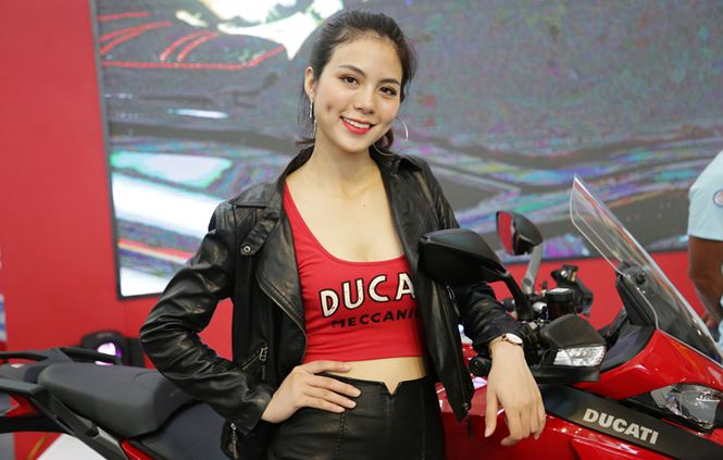 Gian h&agrave;ng của một số h&atilde;ng m&ocirc;t&ocirc; đặt trung t&acirc;m triển l&atilde;m, c&oacute; số lượng kh&aacute;ch tham quan nhiều nhất.