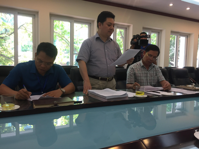 &Ocirc;ng Trần Đ&ocirc;ng Dực (người đứng) - Gi&aacute;m đốc trung t&acirc;m ph&aacute;t triển quỹ đất quận Cầu Giấy th&ocirc;ng tin với b&aacute;o ch&iacute; về vụ việc.