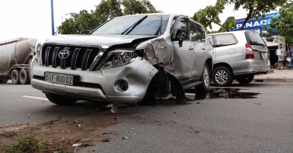 Fortuner “làm xiếc” trên đại lộ, hàng ngàn phương tiện chôn chân dưới trời nắng