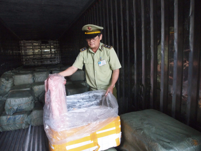 C&aacute;c khổ thịt xung quanh tiếp gi&aacute;p th&ugrave;ng xốp đang c&oacute; dấu hiệu ph&acirc;n hủy.