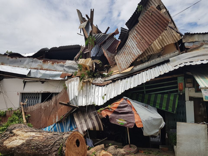 M&aacute;i t&ocirc;n của c&aacute;c căn nh&agrave; nằm ngổn ngang.