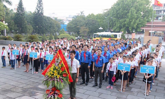 Đo&agrave;n tham dự đại hội đến d&acirc;ng hương, b&aacute;o c&ocirc;ng tại Khu tưởng niệm B&aacute;c Hồ.