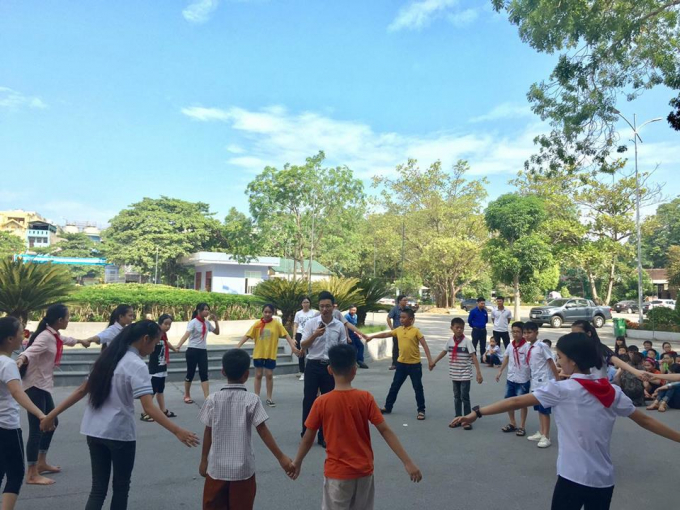 C&aacute;c em th&agrave;nh v&ograve;ng tr&ograve;n để tham gia &ldquo;bịt mắt bắt d&ecirc;&rdquo;.