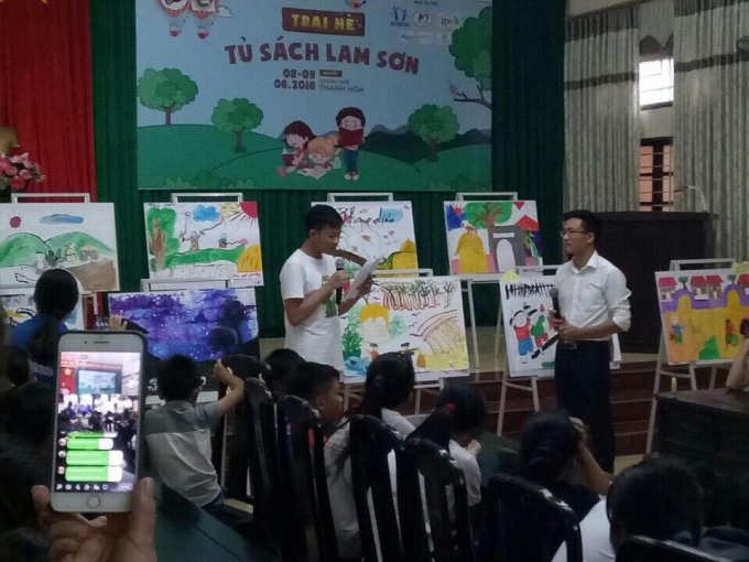 Từng nh&oacute;m sẽ c&ugrave;ng đọc một trang s&aacute;ch bất kỳ về chủ đề thi&ecirc;n nhi&ecirc;n, sau đ&oacute; vẽ một bức tranh được gợi l&ecirc;n từ trang s&aacute;ch đ&oacute;.