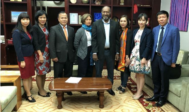 Đo&agrave;n chụp ảnh chung với Thủ tướng Vanuatu.