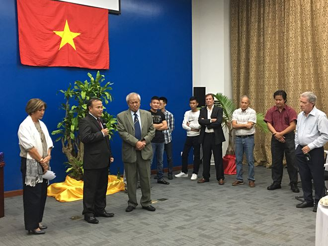 Thứ trưởng ph&aacute;t biểu trước c&aacute;c kiều b&agrave;o.