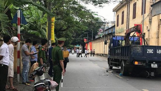 Hiện trường vụ xe tải l&ugrave;i khiến 3 mẹ con thai phụ tử vong.