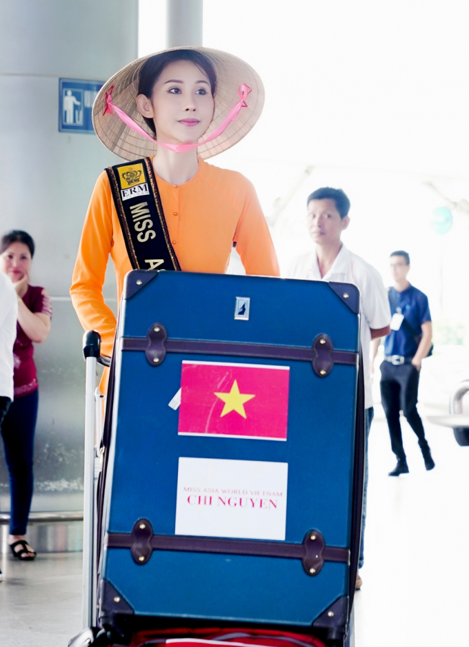 Chi Nguyễn mặc &aacute;o b&agrave; ba, l&ecirc;n đường tham gia Miss Asia World 2018