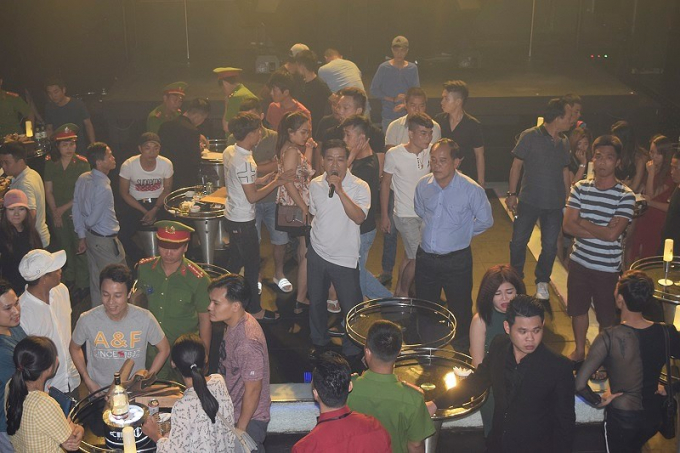 Lực lượng c&ocirc;ng an tỉnh&nbsp;kiểm tra qu&aacute;n bar. (Ảnh: b&aacute;o Ph&aacute;p luật TP HCM)