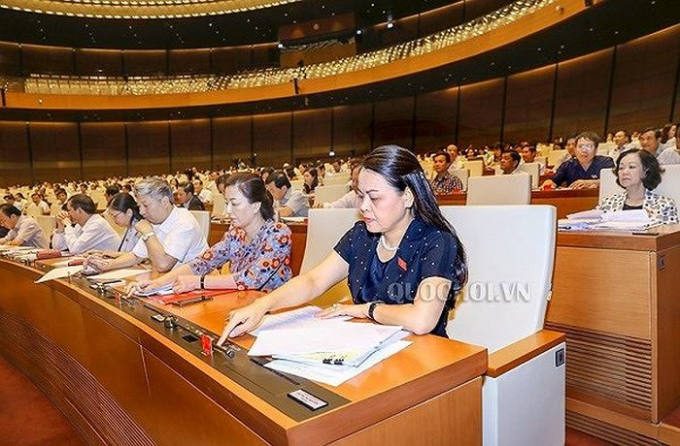 C&aacute;c ĐBQH bấm n&uacute;t biểu quyết th&ocirc;ng qua Nghị quyết chương tr&igrave;nh x&acirc;y dựng luật,&nbsp;ph&aacute;p lệnh năm 2019