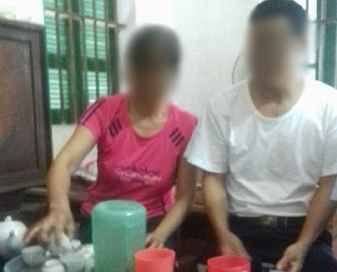 B&agrave; Phạm Thị Mỳ v&agrave; chồng b&agrave; Mỳ tại buổi trao đổi với b&aacute;o ch&iacute;.