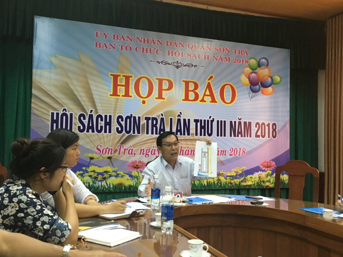 Ph&oacute; chủ tịch quận Sơn Tr&agrave; Nguyễn Đắc Xứng&nbsp;chia sẻ th&ocirc;ng tin về hội s&aacute;ch.