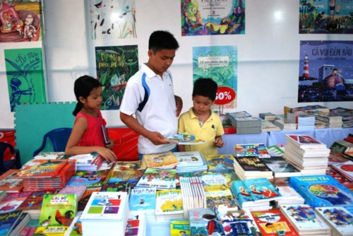Hơn một vạn đầu s&aacute;ch c&oacute; mặt tại Hội s&aacute;ch Sơn Tr&agrave; 2018.