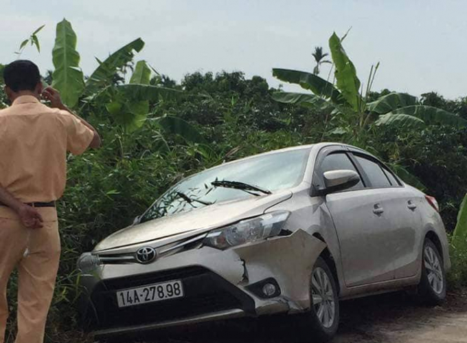 Chiếc xe &ocirc; t&ocirc; của nạn nh&acirc;n tại hiện trường bị hư hại phần đầu.